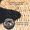 Nahaufnahme der Innenschicht einer schwarzen wiederverwendbaren Binde mit rutschfester Struktur und flachen Knöpfen zur Vermeidung von Irritationen.