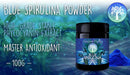 Werbebanner für Ancient Purity Blaues Spirulina-Pulver mit Produktvorteilen und 100g Gewichtsangabe.