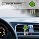 Ein silberner Traumfänger-Auto-Lufterfrischer mit leuchtend grünem Filzpad und drei Federanhängern ist an einer Lüftungsdüse befestigt. Der Text bewirbt die Vorteile: natürliche Diffusion, Langlebigkeit und 5 austauschbare Filzpads.