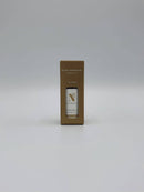 Eine kleine braune Pappschachtel mit einer Flasche Zimtöl und einem Sichtfenster.