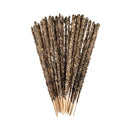 Bündel natürlicher handgefertigter Räucherstäbchen aus getrockneten Kräutern, aufgefächert auf weißem Hintergrund.