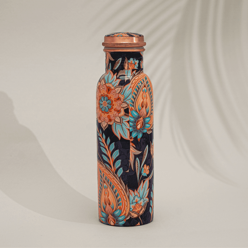 Ayurveda Specialist BV - Bouteille d'eau en cuivre pur avec motif floral ± 750 ml/290 g.