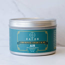 Eine metallische, zylindrische Dose Cacao Laboratory Ceremonial Grade Cacao in der Sorte „AIR“ (100% Kakao mit Hibiskus und Kardamom). Das Etikett ist ein tiefes Petrol/Blau mit goldenen Akzenten und zeigt das Nettogewicht von 8oz (226.8g).