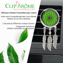 Ein Werbebild für einen Auto-Aromadiffusor, der den silbernen Traumfänger-Anhänger mit grünem Filz an einer Auto-Lüftungsdüse befestigt zeigt. Der Text hebt hervor, dass es ein Diffusor für ätherische Öle ist und 5 farbige Filzpads für den einfachen Duftwechsel enthält.