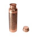 Kupferflasche mit schwarzem graviertem Blumenmuster und der Kappe daneben.