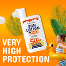 Ein lächelndes Kind mit Enten-Schwimmhilfe und Harmonify Sonnenlotion Kids LSF 50+ Flasche, betont "SEHR HOHER SCHUTZ" vor leuchtend orangefarbenem Hintergrund mit Palmblättern.