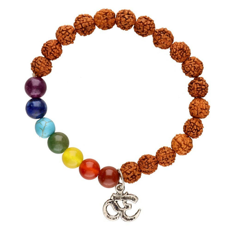 Armband aus Rudraksha-Samen und sieben Chakra-farbigen Edelsteinperlen mit einem silberfarbenen Om (Aum) Anhänger.