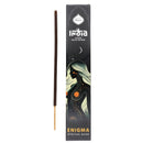 Die schwarze Verpackung für Sagrada Madre's India Luxury Black Incense in der Duftrichtung Enigma (Spiritual Guide). Die Schachtel zeigt die Illustration einer Frauensilhouette mit Sternen und inneren leuchtenden Chakren/Symbolen.