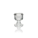 Ein transparentes Glas-Augenbad, geeignet für die Augenpflege, auf einem weißen, reflektierenden Hintergrund.