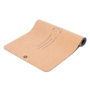 Eine hellbraune Kork-Yogamatte, die teilweise auf einem weißen Hintergrund ausgerollt ist, mit einer einfachen schwarzen Grafik einer Halbmond-Silhouette und drei fließenden Linien, wahrscheinlich zur Ausrichtung.