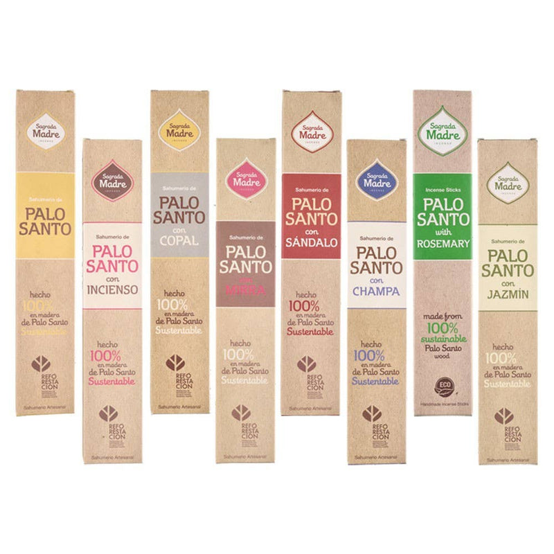Eine Vielfaltspackung mit sieben Sagrada Madre Räucherstäbchen-Boxen, alle mit Palo Santo in Kombination mit Weihrauch (Incienso), Copal, Myrrhe (Mirra), Sandelholz (Sándalo), Champa, Rosmarin und Jasmin (Jazmin).