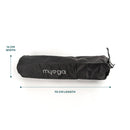 Eine schwarze, zylindrische Yogamatten-Tasche mit Kordelzug und dem weißen „myga“-Logo wird horizontal mit ihren Maßen gezeigt: 70 cm Länge und 14 cm Breite, auf weißem Hintergrund.