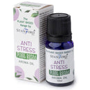 Eine kleine Flasche Anti Stress Aromaöl von Stamford mit einer passenden Verpackung. Auf dem Etikett stehen die Marke, der Name des Produkts „ANTI STRESS Plant Based AROMA OIL“ und der Inhalt von 10 ml.