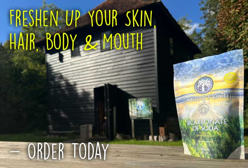 Eine Werbegrafik für Backpulver von Ancient Purity, die die Packung vor einem Holzgebäude mit den Texten „FRESHEN UP YOUR SKIN, HAIR, BODY & MOUTH“ und „ORDER TODAY“ zeigt.