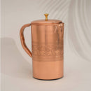 Hoher Kupfer-Wasserkrug mit einem eingravierten Blattmuster und Deckel, unter weichem Licht.