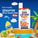 Harmonify Sonnenlotion Kids, 150ml Flasche, bietet LSF 50+ Breitband-Sonnenschutz für empfindliche Haut, auf einer blauen Strandszene mit 3D-Cartoon-Elementen wie Surfbrett, Strandball und Sandeimer.