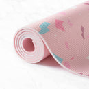 Nahaufnahme einer eingerollten rosa Myga Yogamatte, die die griffige Oberflächenstruktur und das bunte Terrazzo-Muster zeigt.