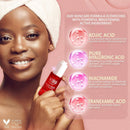 Eine lächelnde Dame mit Handtuch auf dem Kopf hält eine rote Flasche Hautpflegeserum. Der Text hebt die wichtigsten Inhaltsstoffe hervor: Kojisäure, Hyaluronsäure, Niacinamid, Tranexamsäure. Das Serum ist vegan und tierversuchsfrei. Der Ton ist fröhlich und positiv.