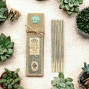 8 weiße Salbei Räucherstäbchen von AW Artisan, Räucherwaren für spirituelle Rituale, in einer offenen Verpackung.