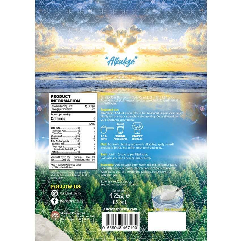 Die Rückseite der Natriumbicarbonat-Verpackung, die Nährwertangaben, Verzehrempfehlungen und Anwendungen auflistet, vor einem Hintergrund mit Meer und Wald.