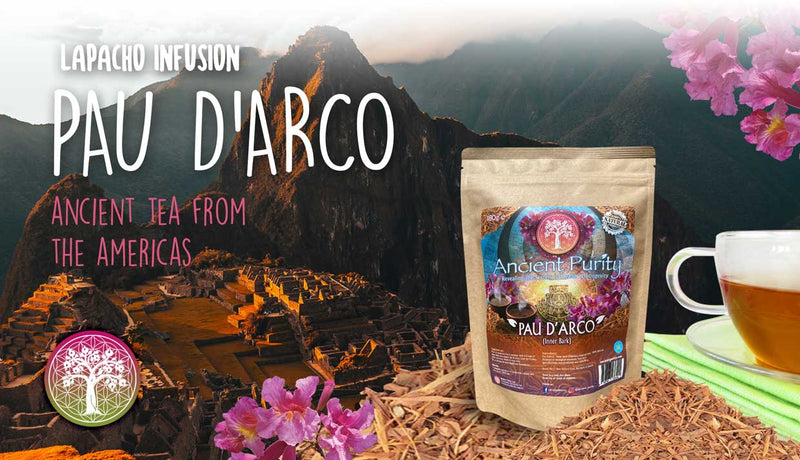Ein Bild, das Lapacho Pau d'Arco Tee bewirbt, mit einer Packung und einer Tasse Tee vor einer Landschaft mit Bergen, Ruinen und Blumen.