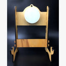 Ein zusammengebauter, hellfarbiger hölzerner Display-Ständer (Halterung) zur Präsentation von runden Gegenständen wie Ornamenten oder Medaillen, mit einer verstellbaren Rückenstütze und einer leeren weißen Kreisscheibe, die oben befestigt ist, von vorne gesehen.