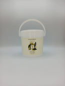 Großer Plastikeimer mit Rosmarin-Eukalyptus-Badesalz und Henkel.