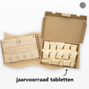 Offene Schachtel mit zwölf einzeln verpackten Geschirrspüler-Tiefenreinigungstabs, beworben als Jahresvorrat.