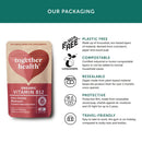 Eine Infografik zeigt eine Packung "together health ORGANIC VITAMIN B12" und beschreibt die Verpackung als plastikfrei, kompostierbar, wiederverschließbar, schützend und reisefreundlich.