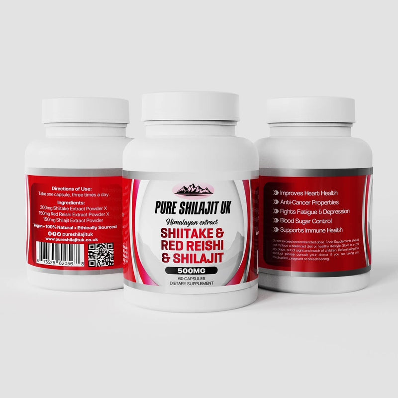 Drei weiße Flaschen "PURE SHILAJIT UK Himalayan extract SHIITAKE & RED REISHI & SHILAJIT 500MG 60 KAPSELN NAHRUNGSERGÄNZUNGSMITTEL" mit roten und weißen Etiketten. Die Anweisungen, Inhaltsstoffe und Vorteile sind auf den Etiketten sichtbar.