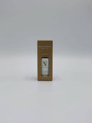 Kleine braune Pappschachtel mit einer Flasche Petitgrain-Öl.