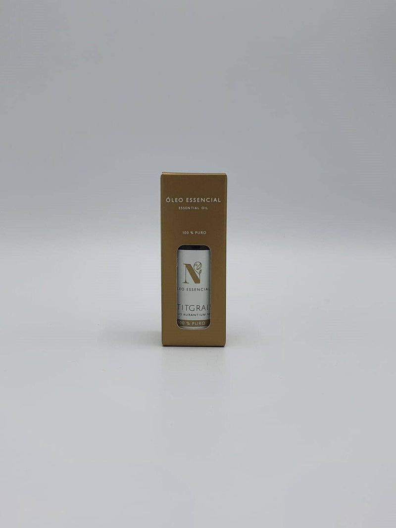 Kleine braune Pappschachtel mit einer Flasche Petitgrain-Öl.