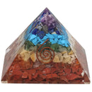 Eine Orgon-Pyramide aus Harz mit geschichteten Chakra-Kristallen und einer Kupferspirale.