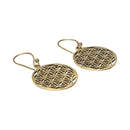 Schrägansicht goldener runder Ohrringe mit einem geometrischen „Blume des Lebens“-Muster.