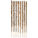 eine vertikale Aufnahme von zehn groben Räucherstäbchen, die mit einer dicken, texturierten Mischung aus braunem und hellem Pflanzenmaterial bedeckt sind. Jedes Stäbchen ist auf einem dünnen, natürlichen Holzkern befestigt, der unten sichtbar ist, und alle sind vor einem weißen Hintergrund angeordnet.