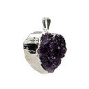 Eine Seitenansicht eines herzförmigen, lila Amethyst-Druse-Anhängers mit einer dicken versilberten Rückseite.