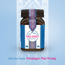 Ein 500g-Glas Himalaya Mad Honey auf blau gemustertem Hintergrund mit Markentext.