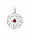 Silberner Lotus-Anhänger mit Granat, eleganter Schmuck von GangaPrem, detailreiche Gravur und leuchtender roter Edelstein.