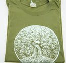 Ein gefaltetes, olivgrünes T-Shirt mit einem hellgrün-weißen, kreisförmigen Motiv eines dickstämmigen Baumes, dessen Blätterdach einem Gehirn ähnelt.