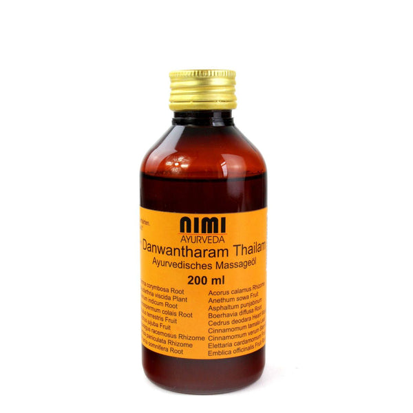 Eine 200 ml Braunglasflasche NIMI AYURVEDA Dhanwantharam Thailam Ayurvedisches Massageöl mit goldfarbenem Deckel, freigestellt auf weißem Hintergrund.