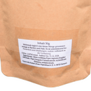 Braune Papierverpackung mit einem Etikett, das Zutaten und Anwendungshinweise für ein 50g Kräuterprodukt enthält, einschließlich Angaben zu Vorteilen für Hals und Verdauung, auf weißem Hintergrund.