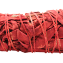 Detailaufnahme eines Dragons Blood Salbei Räucherbündels mit rotem Pflanzenharz und Naturfaden, freigestellt vor weissem Hintergrund.