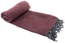 Gerolltes bordeauxrotes Hamamtuch mit grauen Fransen auf weißem Hintergrund.