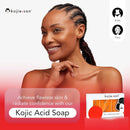 Eine Werbung für die Kojie.san Kojic Acid Soap, die eine lächelnde Frau und die Seifenverpackung zeigt und besagt, dass sie hilft, "makellose Haut zu erzielen und Selbstvertrauen auszustrahlen," und für Körper und Gesicht verwendet werden kann.