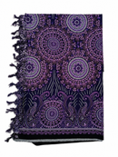 Violettes Mandala-Lunghi Hamamtuch von Mana Kendra, 160x115 cm, aus weichem Baumwollstoff, ideal für Strand und Sauna.