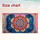  Eine Größentabelle zeigt ein rechteckiges Strandtuch mit einem blauen und roten Mandalamuster auf verwittertem Hintergrund. Die Maße sind 78,7 Zoll (200 cm) Länge und 43,3 Zoll (110 cm) Breite.