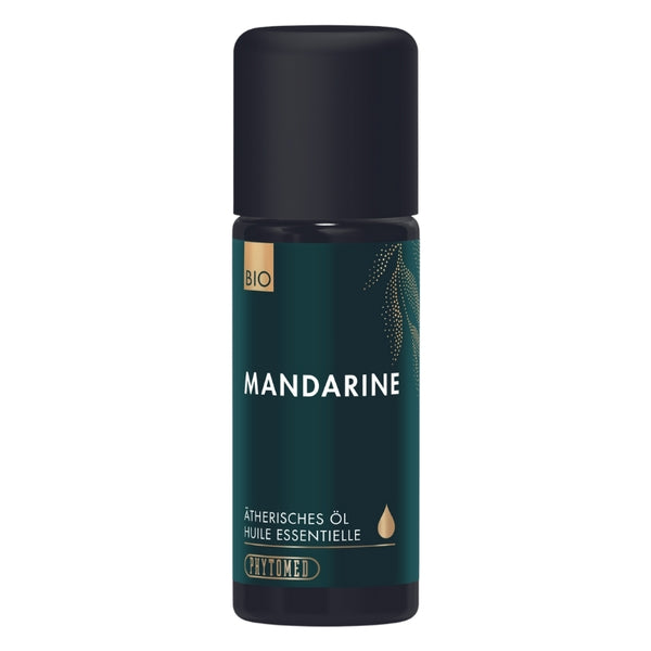 Das Mandarine Bio 10ml von Phytomed ist in einer dunkelgrünen Flasche mit elegantem Goldschriftzug und einem Blattdesign auf dem Etikett erhältlich, das die Kopfnote perfekt einfängt. Der schwarze Verschluss verleiht diesem exquisiten ätherischen Öl einen Hauch von Raffinesse und schafft ein harmonisches Duftthema, das sowohl betörend als auch aromatisch ist.