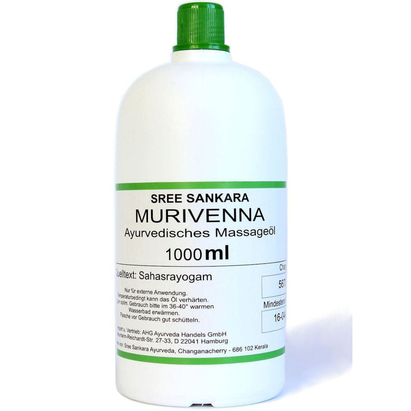 Eine große 1000 ml (1 Liter) Kunststoffflasche SREE SANKARA Murivenna Ayurvedisches Massageöl mit grünem Deckel, freigestellt auf weißem Hintergrund.