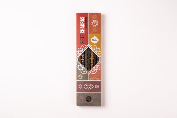Schachtel mit Siete Chakras Räucherstäbchen auf weißem Hintergrund.