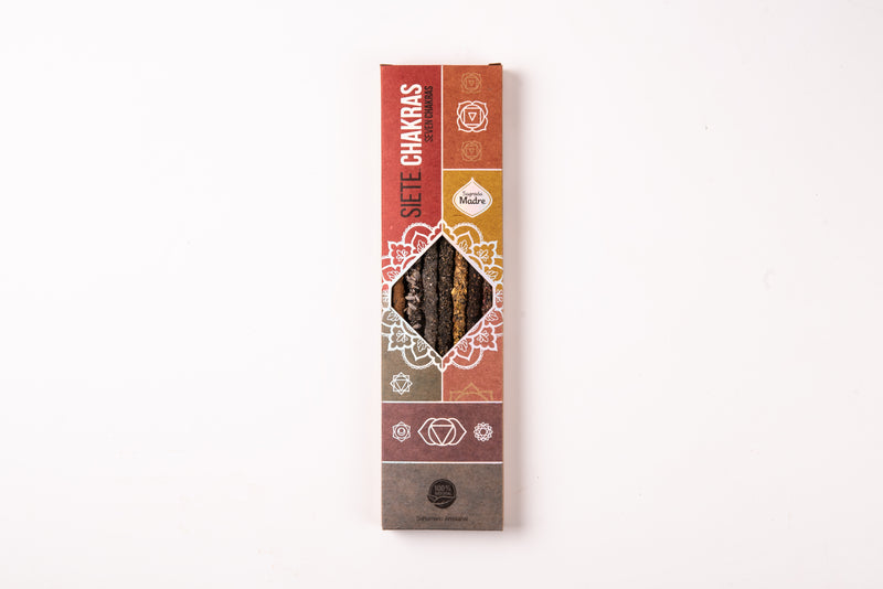 Schachtel mit Siete Chakras Räucherstäbchen auf weißem Hintergrund.